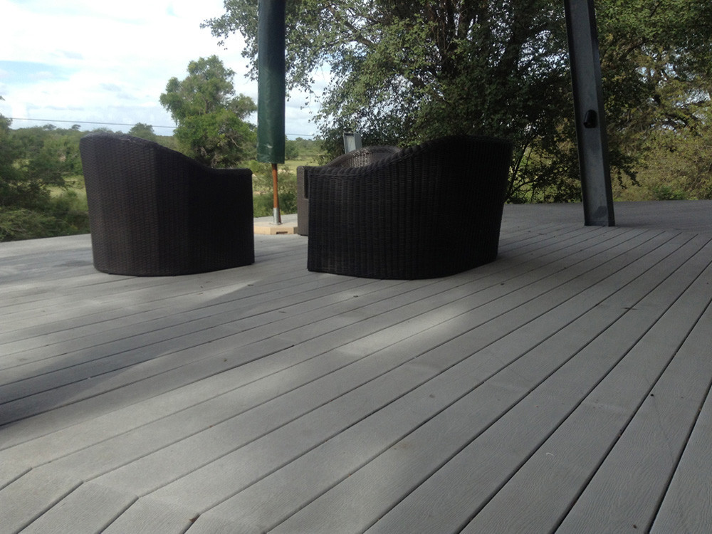 28 m² di terrazza in composito grigio + travetti + clip "Santana