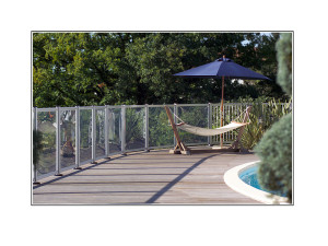 Recinzione per piscina a pannelli trasparenti